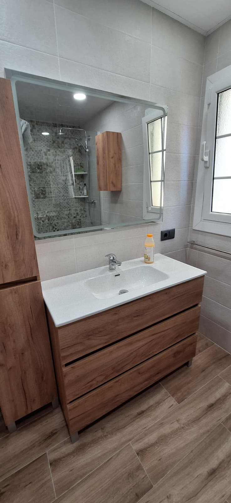 Instalación de lavabo y grifería en baño renovado