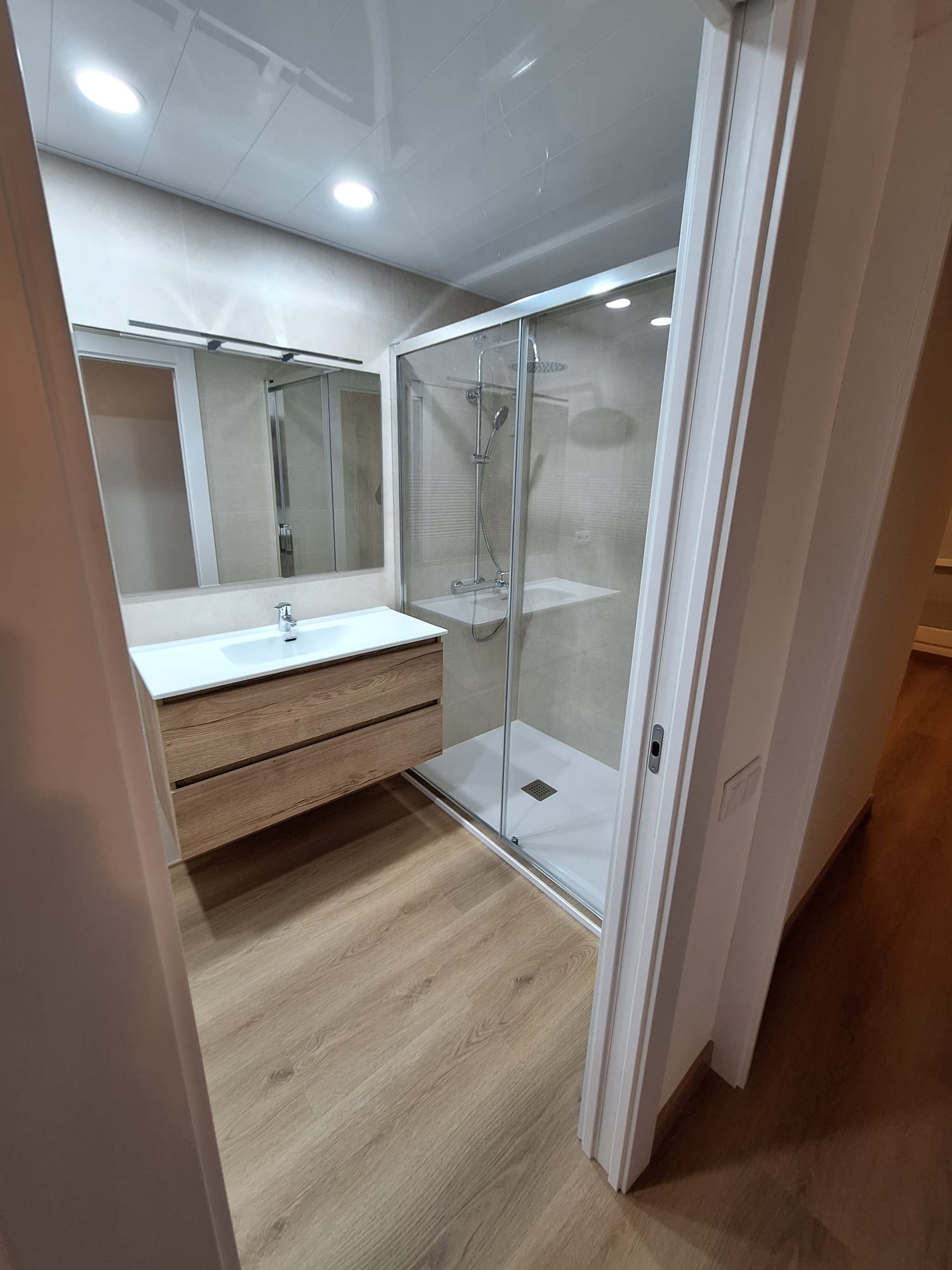 Reforma de baño con plato de ducha y mampara de cristal