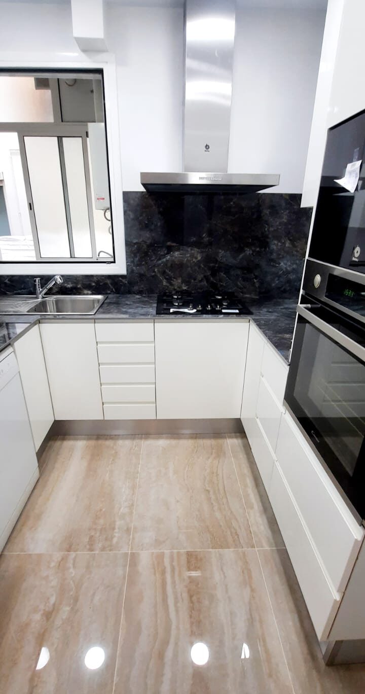 Reforma de cocina moderna con instalación de fontanería nueva
