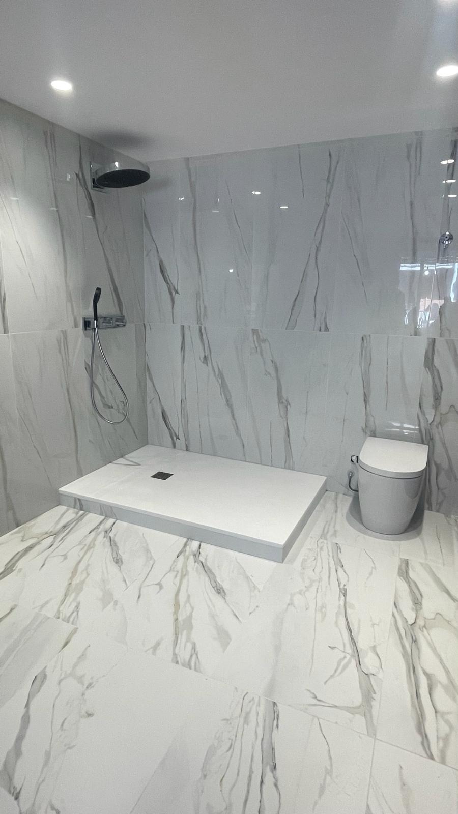 Reforma de baño moderno con ducha
